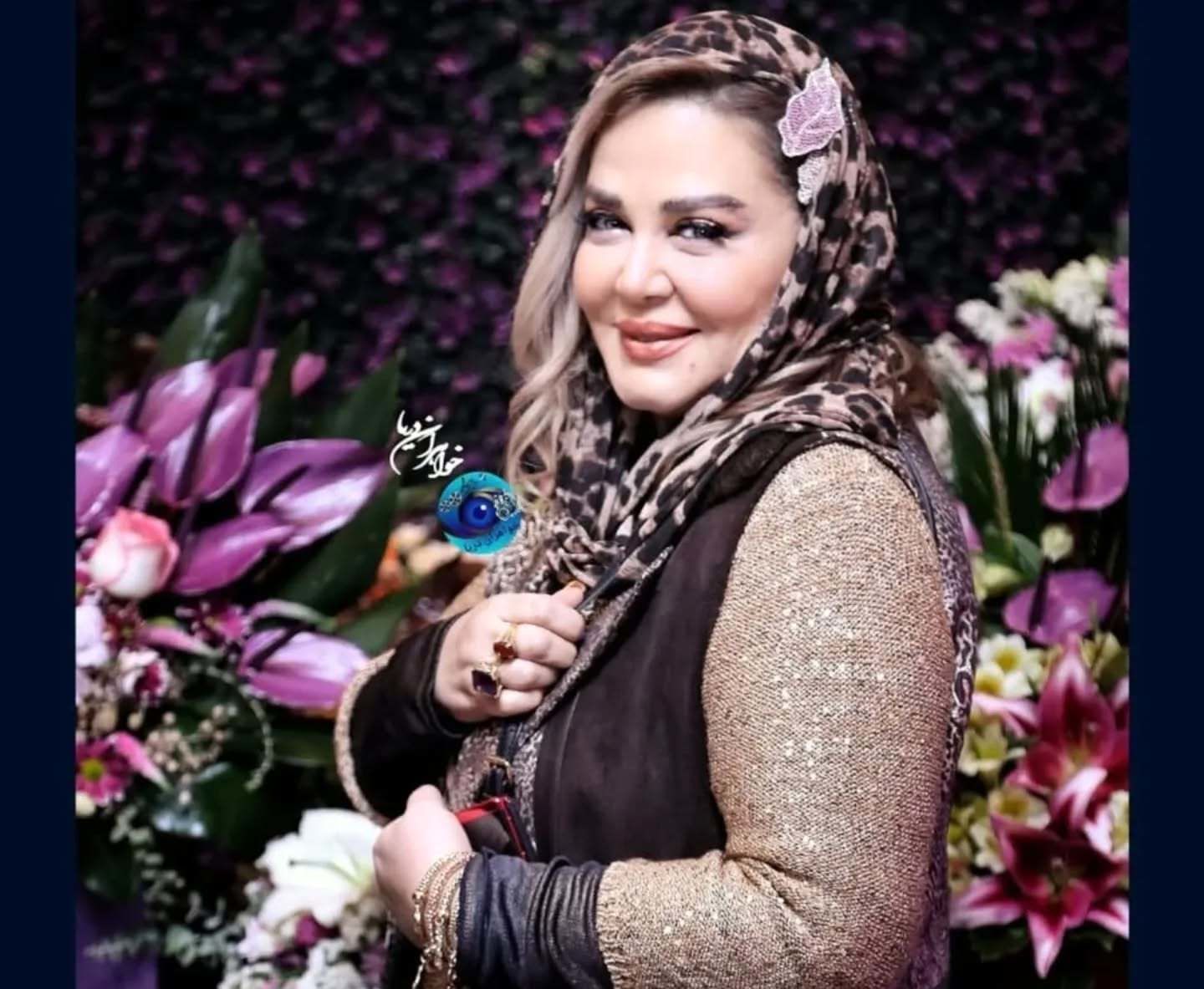 بهاره رهنما در کنار سفره ساده و شیک یلدایی